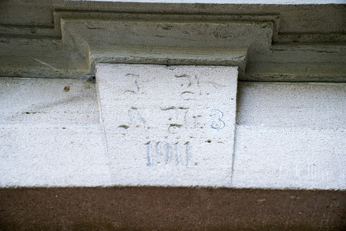 Der Stein über der Eingangstür zeigt das Jahr 1911