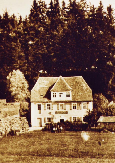 Man sieht ein Foto des Gebäudes der Pudermühle aus dem Jahr 1910