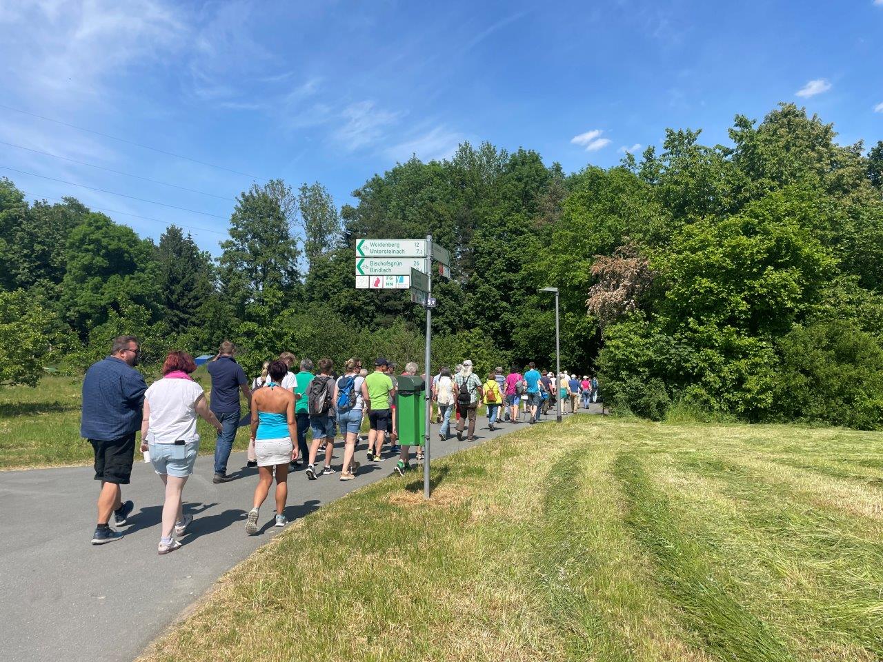 Wanderer unterwegs auf einem Fuß- und Radweg.