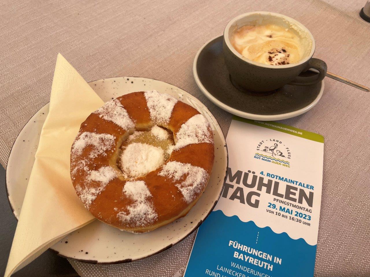 Mühlenküchla, Cappuchino und Programmheft des 4. Rotmaintaler Mühlentags