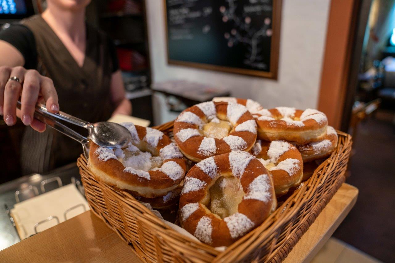 Am Mühlentag gab es im Hotel Lohmühle mit Puderzucker bestäubte Küchla im Mühlenmuster.