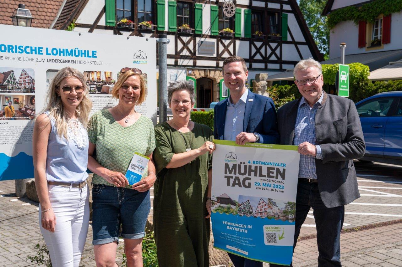 5 Menschen mit Plakat zum Mühlentag 2023 vor der Lohmühle